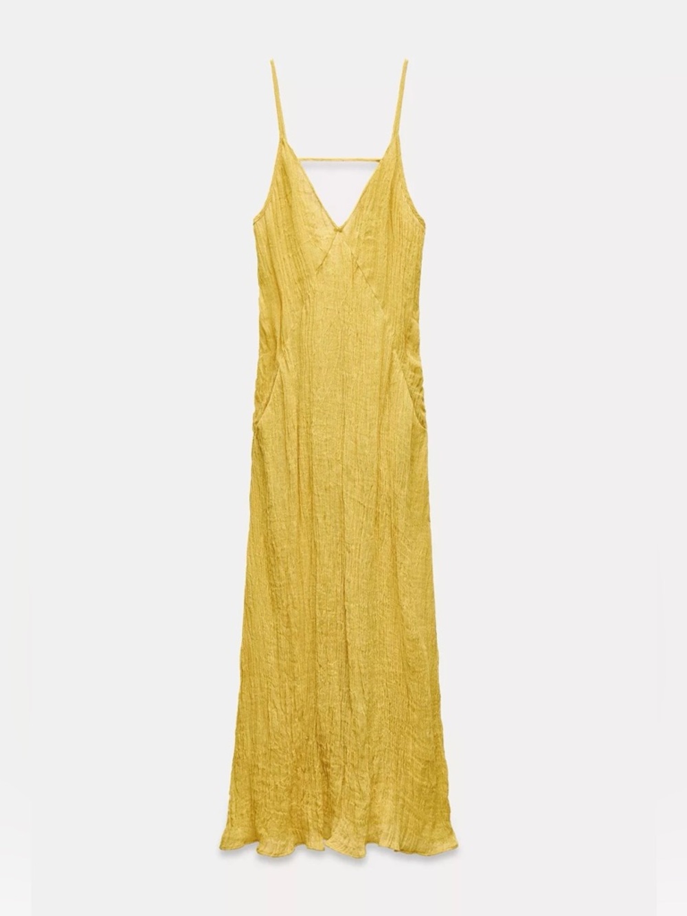 Long dress made of 100% linen. V-neck with spaghetti straps Wrinkled fabric.